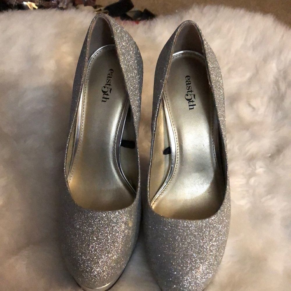 🔥5th Ave stunning, sexy silver glitter high heels. With trim . Very sexy - Picture 6 of 6